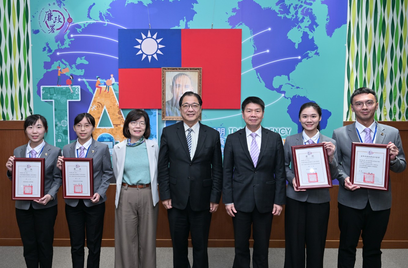 DSC_0927_前三名結業代表合照(修)